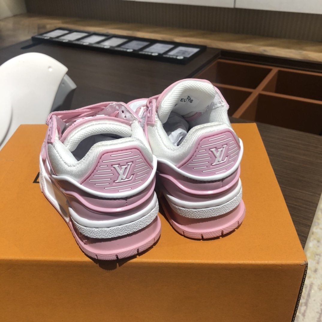 Children's shoes child